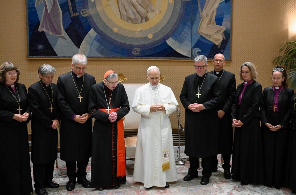Leo XIV praying with Lutheran bishops of Norway and Cardinal Koch.